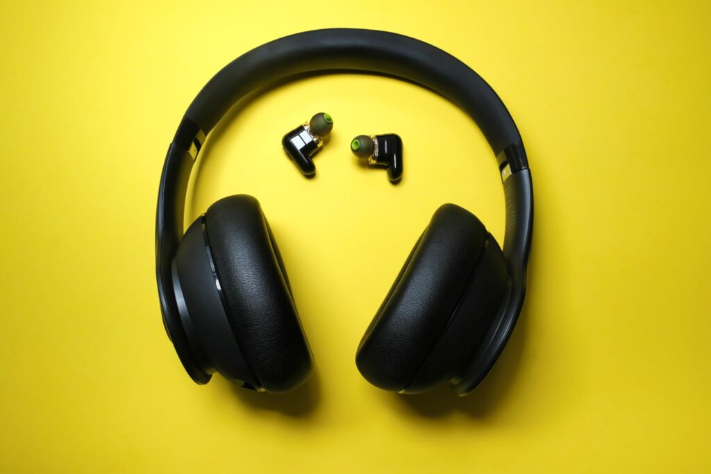 Tiedätkö, mikä on true wireless tai open-ear-kuuloke? Perkasimme langattomien kuuloketyyppien erot esiin